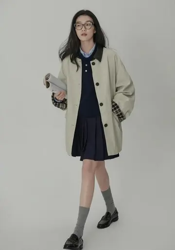 블랙·그레이 톤 오버핏 니트와 트렌치코트 전신 코디 사진