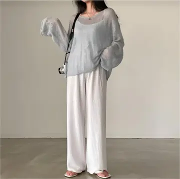 스카이블루 오버핏 니트와 화이트 와이드팬츠 전신 코디 사진