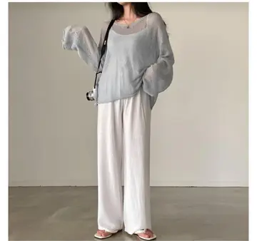 그레이·아이보리 톤 니트와 와이드팬츠 전신 코디 사진