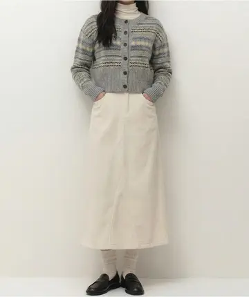 그레이·베이지 톤 스커트와 가디건 전신 코디 사진