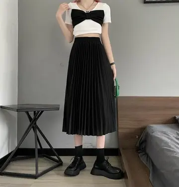 블랙 롱스커트와 화이트 반팔티 전신 코디 사진