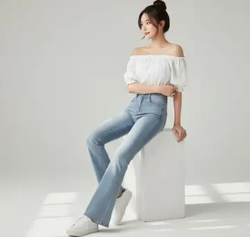 베이지·그레이 톤 청바지와 블라우스 전신 코디 사진