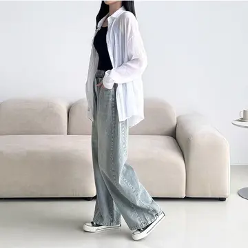 그레이·블랙 톤 배기팬츠 전신 코디 사진