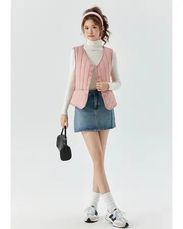 그레이·베이지 톤 베스트와 니트 전신 코디 사진