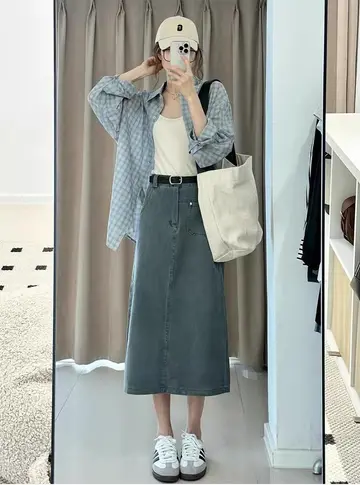 아이보리·베이지 톤 오버핏 긴팔티와 청바지 전신 코디 사진