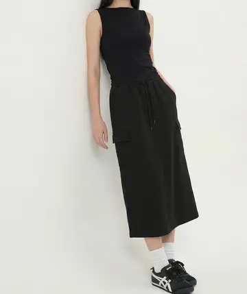 롱스커트와 블랙 나시 전신 코디 사진