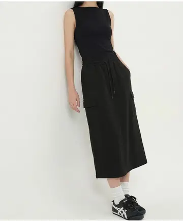 블랙·차콜 톤 롱스커트와 나시 전신 코디 사진