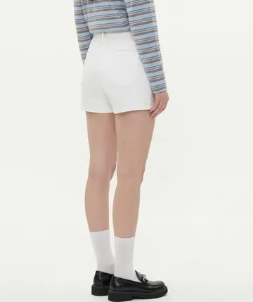 화이트 반바지와 스트라이프 긴팔티 전신 코디 사진
