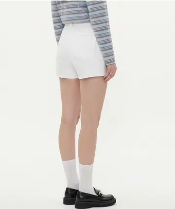 그레이·스카이블루 톤 반바지와 긴팔티 전신 코디 사진