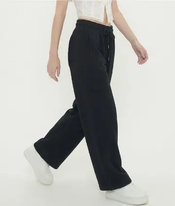 베이지·차콜 톤 와이드 청바지와 블라우스 전신 코디 사진