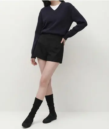 블랙·화이트 톤 반바지와 가디건 전신 코디 사진