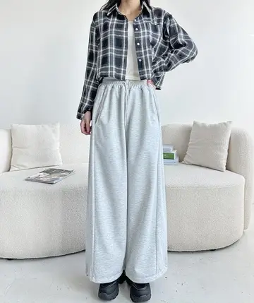 그레이 오버핏 면바지와 체크 재킷 전신 코디 사진
