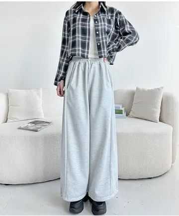 그레이·차콜 톤 면바지와 재킷 전신 코디 사진