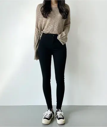 블랙·그레이 톤 청바지와 니트 전신 코디 사진