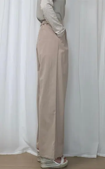 그레이·브라운 톤 와이드 슬랙스와 긴팔티 전신 코디 사진