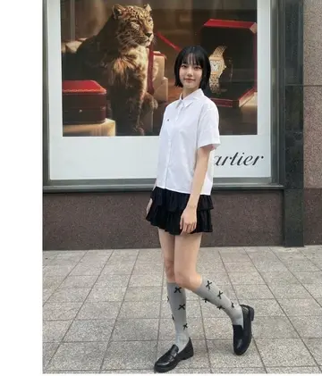 화이트 블라우스와 블랙 미니스커트 전신 코디 사진