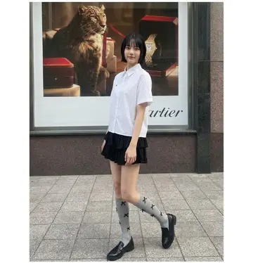화이트·블랙 톤 블라우스와 미니스커트 전신 코디 사진