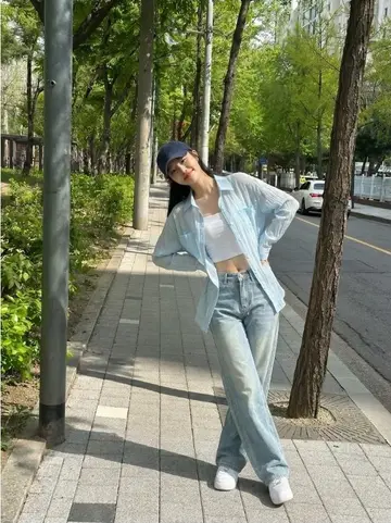 오버핏 블라우스와 스카이블루 바람막이 전신 코디 사진
