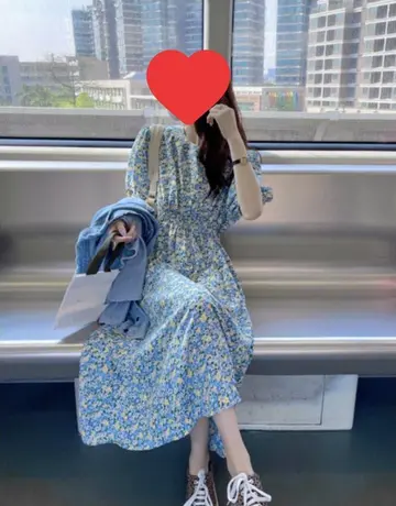 플라워 오버핏 원피스와 청자켓 전신 코디 사진