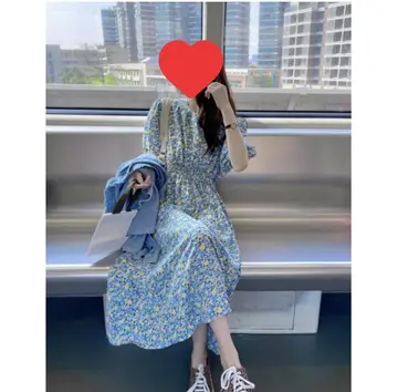 차콜·네이비 톤 원피스와 청자켓 전신 코디 사진