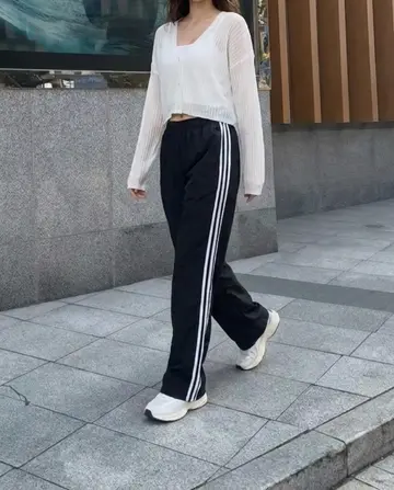 블랙·화이트 톤 배기팬츠와 가디건 전신 코디 사진
