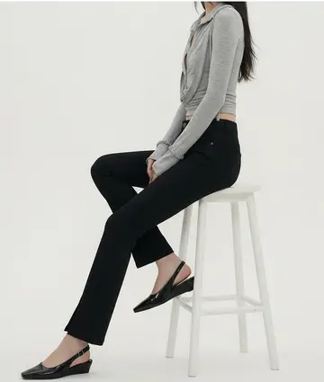 블랙·그레이 톤 배기팬츠와 집업 전신 코디 사진