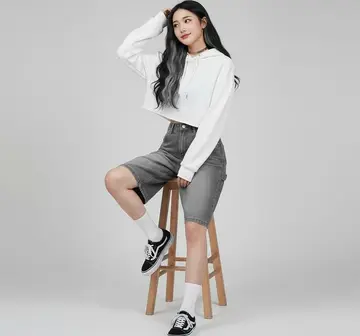 그레이 반바지와 화이트 후드티 전신 코디 사진