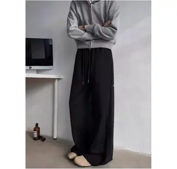차콜·그레이 톤 와이드 청바지와 집업 전신 코디 사진