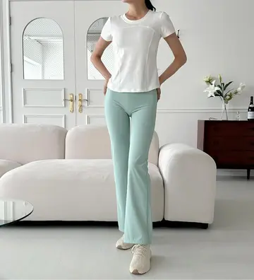 화이트·그레이 톤 부츠컷 레깅스와 반팔티 전신 코디 사진