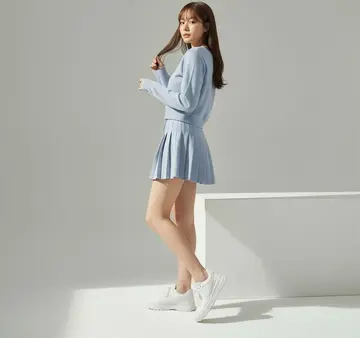 그레이·화이트 톤 가디건과 미니스커트 전신 코디 사진