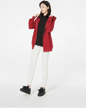 레드 오버핏 후드집업과 후드티 전신 코디 사진