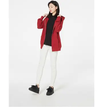블랙·화이트 톤 후드집업과 후드티 전신 코디 사진
