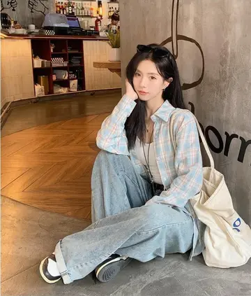 오버핏 셔츠와 체크 재킷 전신 코디 사진