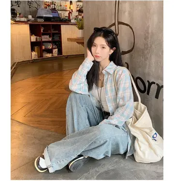 아이보리·그레이 톤 셔츠와 재킷 전신 코디 사진
