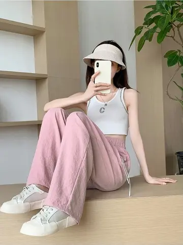 핑크 오버핏 배기팬츠와 나시 전신 코디 사진