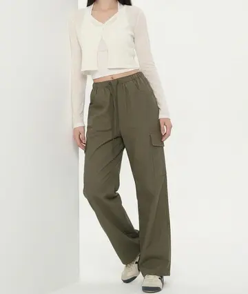 배기팬츠와 아이보리 가디건 전신 코디 사진
