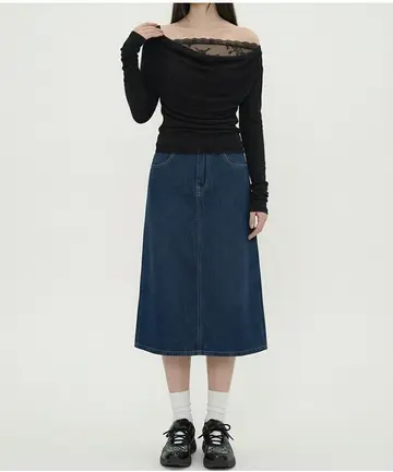 블랙·차콜 톤 데님 스커트와 긴팔티 전신 코디 사진