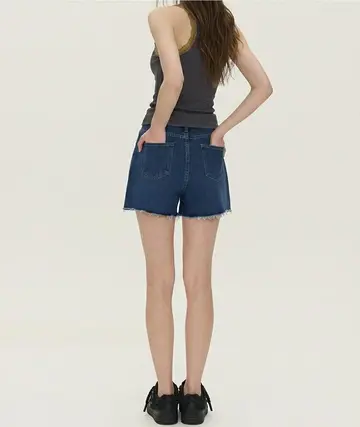 차콜·베이지 톤 반바지와 나시 전신 코디 사진