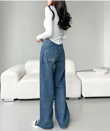 화이트·블랙 톤 청바지와 긴팔티 전신 코디 사진
