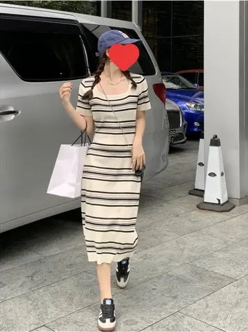 스트라이프 원피스 전신 코디 사진