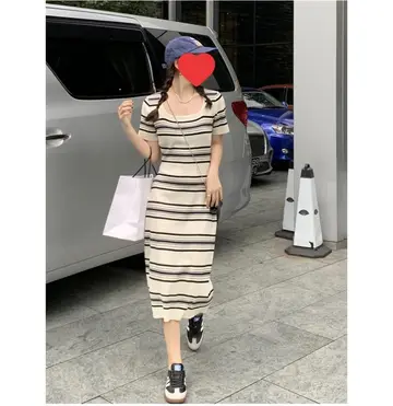 그레이·화이트 톤 원피스 전신 코디 사진