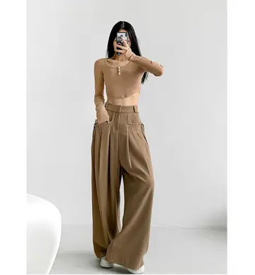 카키·베이지 톤 와이드 슬랙스와 긴팔티 전신 코디 사진