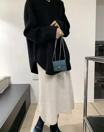 블랙 오버핏 브이넥 니트와 롱스커트 전신 코디 사진