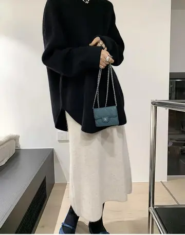 블랙·차콜 톤 브이넥 니트와 롱스커트 전신 코디 사진