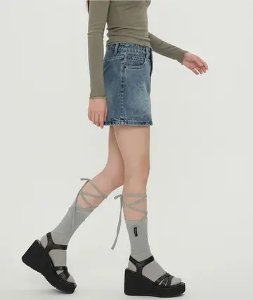 그레이·차콜 톤 데님 스커트와 긴팔티 전신 코디 사진