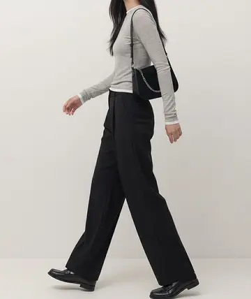 블랙 오버핏 배기팬츠와 그레이 긴팔티 전신 코디 사진