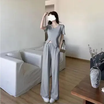 와이드 청바지와 그레이 반팔티 전신 코디 사진
