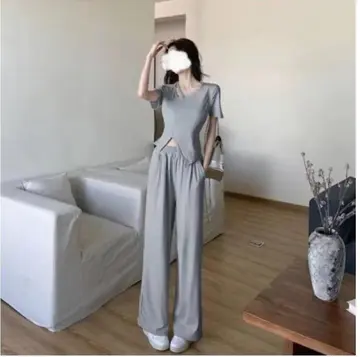 차콜·그레이 톤 와이드 청바지와 반팔티 전신 코디 사진