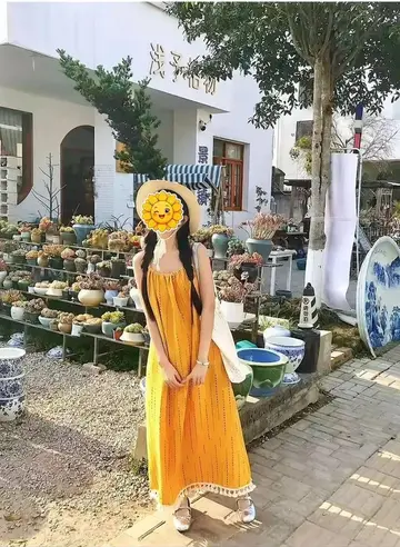 베이지·차콜 톤 롱원피스 전신 코디 사진