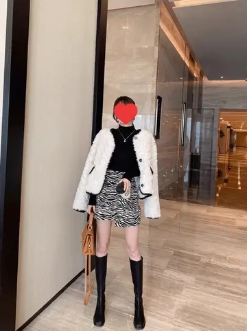 블랙 맨투맨과 화이트 플리스 전신 코디 사진